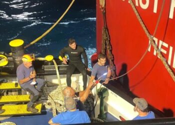 Alldaynews.gr Ραφήνα: Κόβουν την καδένα τα συνεργεία για να απελευθερωθεί το Fast Ferries Andros