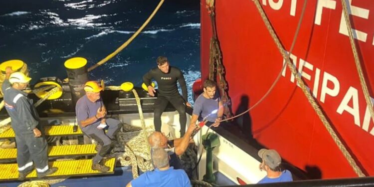 Alldaynews.gr Ραφήνα: Κόβουν την καδένα τα συνεργεία για να απελευθερωθεί το Fast Ferries Andros