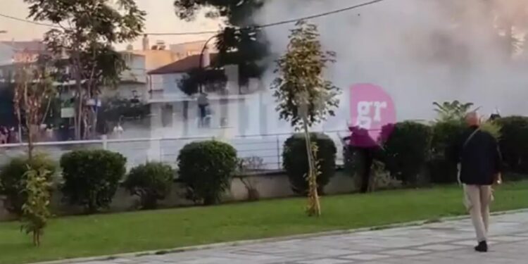 Alldaynews.gr Λάρισα: Χαμός με την επίσκεψη Μητσοτάκη-ΜΑΤ κάνουν χρήση χημικών-Τραυματίστηκε Αστυνομικός