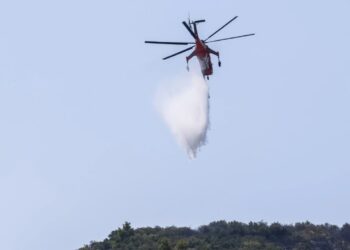 Φωτιά στο Παγγαίο: Ενισχύθηκαν οι δυνάμεις – Ρίψεις νερού από ένα ελικόπτερο