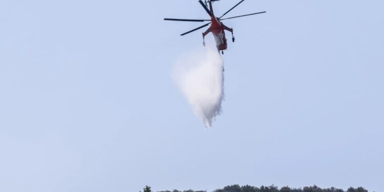 Alldaynews.gr Φωτιά στο Παγγαίο: Ενισχύθηκαν οι δυνάμεις – Ρίψεις νερού από ένα ελικόπτερο