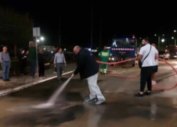 Βόλος: Ο Μπέος καθαρίζει τους δρόμους μεσάνυχτα από τις λάσπες με μάνικα[video]