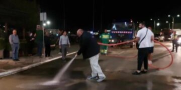 Βόλος: Ο Μπέος καθαρίζει τους δρόμους μεσάνυχτα από τις λάσπες με μάνικα[video]