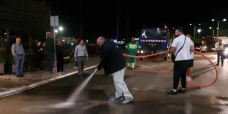 Βόλος: Ο Μπέος καθαρίζει τους δρόμους μεσάνυχτα από τις λάσπες με μάνικα[video]
