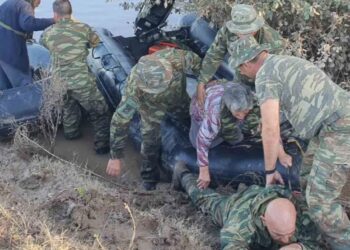 Κακοκαιρία – Θεσσαλία: Πεζοναύτης ξαπλώνει στις λάσπες για να περάσουν πάνω του ηλικιωμένοι πλημμυροπαθείς