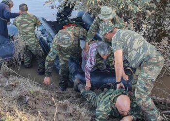 Alldaynews.gr Κακοκαιρία Daniel: Ποιος είναι ο πεζοναύτης που ξάπλωσε στις λάσπες για να περάσουν πάνω του ηλικιωμένοι πλημμυροπαθείς