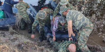 Alldaynews.gr Κακοκαιρία Daniel: Ποιος είναι ο πεζοναύτης που ξάπλωσε στις λάσπες για να περάσουν πάνω του ηλικιωμένοι πλημμυροπαθείς