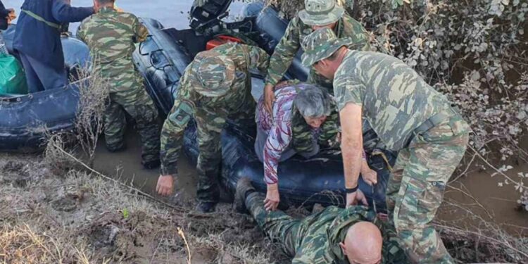 Alldaynews.gr Κακοκαιρία Daniel: Ποιος είναι ο πεζοναύτης που ξάπλωσε στις λάσπες για να περάσουν πάνω του ηλικιωμένοι πλημμυροπαθείς