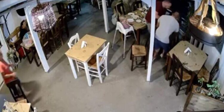 Κρήτη: «Δεν μπορούσε να ανασάνει» – Έσωσε κοριτσάκι που πνιγόταν σε ταβέρνα[video]