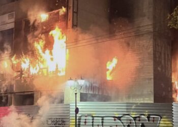 Καίγεται το παλιό ΙΚΑ στην Πειραιώς – Αστυνομικές δυνάμεις στο σημείο