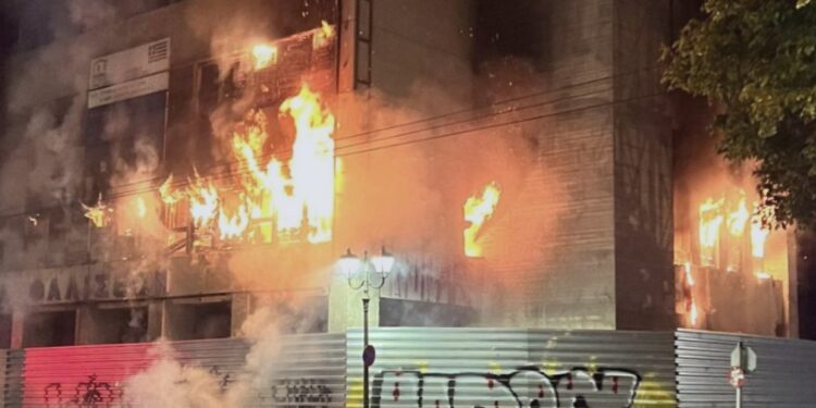 Alldaynews.gr Καίγεται το παλιό ΙΚΑ στην Πειραιώς – Αστυνομικές δυνάμεις στο σημείο