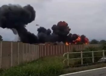 Απίστευτη Τραγωδία στην Ιταλία: Φλεγόμενο κομμάτι αεροσκάφους έπεσε πάνω σε αυτοκίνητο οικογένειας-Νeκρό 5χρονο κοριτσάκι[video]