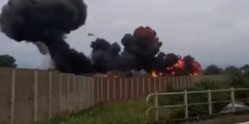 Απίστευτη Τραγωδία στην Ιταλία: Φλεγόμενο κομμάτι αεροσκάφους έπεσε πάνω σε αυτοκίνητο οικογένειας-Νeκρό 5χρονο κοριτσάκι[video]