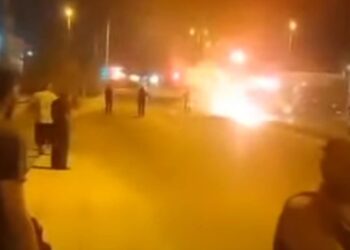 Πεδίο μάχης η λεωφόρος ΝΑΤΟ στον Ασπρόπυργο: Ομάδα ατόμων πυρπόλησε λεωφορείο – Συγκρούσεις με ΜΑΤ[video]