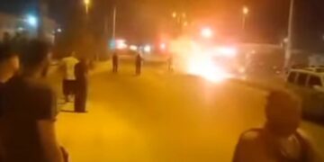 Πεδίο μάχης η λεωφόρος ΝΑΤΟ στον Ασπρόπυργο: Ομάδα ατόμων πυρπόλησε λεωφορείο – Συγκρούσεις με ΜΑΤ[video]