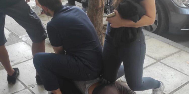 Θεσσαλονίκη: Πολίτες «συνέλαβαν» ληστή, ενώ προσπαθούσε να εισβάλει σε χρυσοχοείο