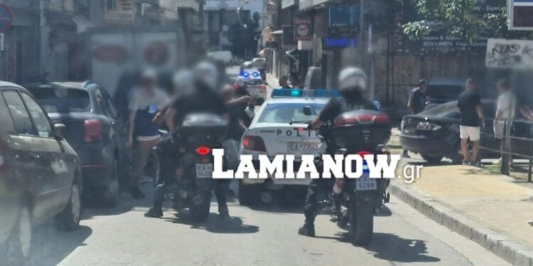 Alldaynews.gr Άγριο ξύλο στο κέντρο της Λαμίας: Περίπου 40 άτομα συνεπλάκησαν με λοστάρια και καδρόνια