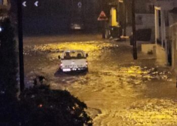 Κακοκαιρία Elias – Τρίκαλα: «Ποτάμια» οι δρόμοι μετά από μία ώρα βροχόπτωσης