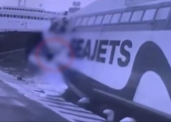 Σοκ στον Πειραιά: Η στιγμή που οι δύο ναυτικοί πέφτουν στη θάλασσα ενώ κάνουν εργασίες στο Speedrunner Jet[video]