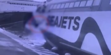 Σοκ στον Πειραιά: Η στιγμή που οι δύο ναυτικοί πέφτουν στη θάλασσα ενώ κάνουν εργασίες στο Speedrunner Jet[video]