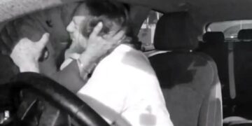 Η σκηνή ανάμεσα σε δύο αγνώστους που ραγίζει καρδιές – «Έχασα τον γιο μου πέρυσι και μου τον θυμίζεις τόσο πολύ»[video]