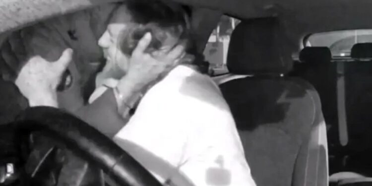 Η σκηνή ανάμεσα σε δύο αγνώστους που ραγίζει καρδιές – «Έχασα τον γιο μου πέρυσι και μου τον θυμίζεις τόσο πολύ»[video]