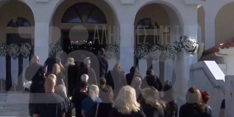 «Φώτη μου, Φώτη μου, καρδιά μου»- Σπαραγμός και Οδύνη στην κηδεία του 65χρονου που δολοφονήθηκε από τον γιο του[video]