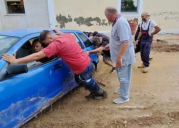 «Σπρώξτε καu….ρόπαιδα»! Τα ”Σπάει” ο Μπέος-Ακούστε πως εμψυχώνει ομάδα ανδρών να απεγκλωβίσουν αυτοκίνητα[video]