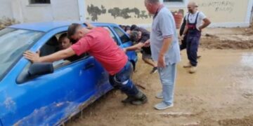 «Σπρώξτε καu….ρόπαιδα»! Τα ”Σπάει” ο Μπέος-Ακούστε πως εμψυχώνει ομάδα ανδρών να απεγκλωβίσουν αυτοκίνητα[video]