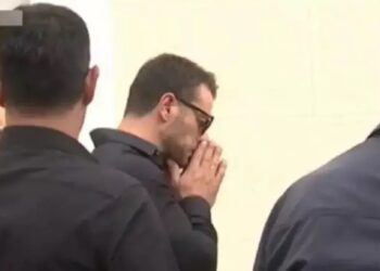 Σε κατάσταση Σoκ ο Γιώργος Αγγελόπουλος: Πέταξε το βιβλίο συλλυπητηρίων – “Η μητέρα μου δεν έχει πεθάνει”