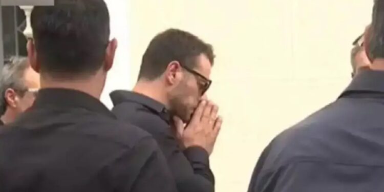 Alldaynews.gr Σε κατάσταση Σoκ ο Γιώργος Αγγελόπουλος: Πέταξε το βιβλίο συλλυπητηρίων – “Η μητέρα μου δεν έχει πεθάνει”