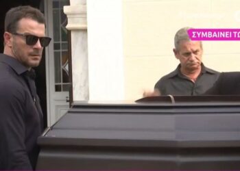Γιώργος Αγγελόπουλος: Συντετριμμένος στην κηδεία της μητέρας του – Δίπλα του η Δήμητρα Βαμβακούση[video]