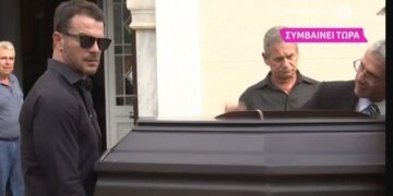 Γιώργος Αγγελόπουλος: Συντετριμμένος στην κηδεία της μητέρας του – Δίπλα του η Δήμητρα Βαμβακούση[video]