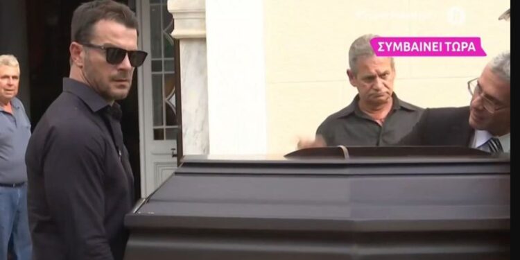 Γιώργος Αγγελόπουλος: Συντετριμμένος στην κηδεία της μητέρας του – Δίπλα του η Δήμητρα Βαμβακούση[video]