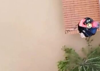 Η δραματική στιγμή απεγκλωβισμού κατοίκου από τη σκεπή του σπιτιού του με Super Puma – Συγκλονιστικό βίντεο