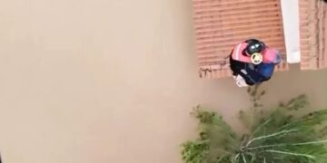 Η δραματική στιγμή απεγκλωβισμού κατοίκου από τη σκεπή του σπιτιού του με Super Puma – Συγκλονιστικό βίντεο