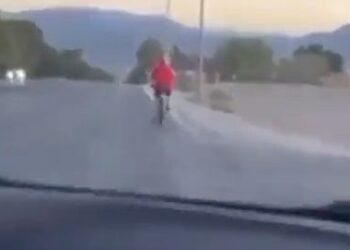 Δύο 17χρονοι έπεσαν με το αυτοκίνητο πάνω σε ποδηλάτη και τον σκότωσαν ακαριαία – (Βίντεο ντοκουμέντο)