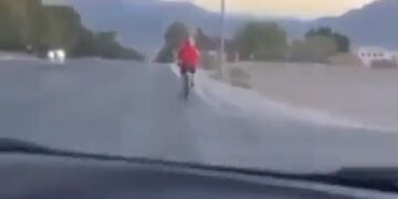 Alldaynews.gr Δύο 17χρονοι έπεσαν με το αυτοκίνητο πάνω σε ποδηλάτη και τον σκότωσαν ακαριαία – (Βίντεο ντοκουμέντο)