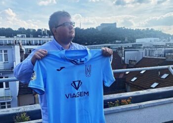 Επιχειρηματίας πλήρωσε 20.000 ευρώ για να παίξει ποδόσφαιρο ο γιος του έστω και 10 λεπτά – Πρόεδρος: «Για τόσα λεφτά, θα έβαζα οποιονδήποτε» (video)