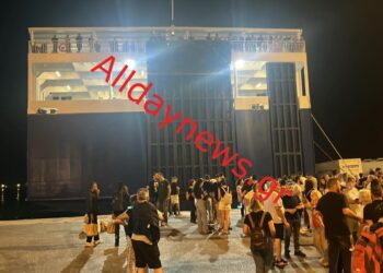 Alldaynews.gr Συμβαίνει Τώρα: ”Οργή Θεού” στο λιμάνι του Ηρακλείου έξω από το Blue Horizon για τον Αντώνη- “Δολοφόνοι” φώναζε ο κόσμος (φωτο, video)