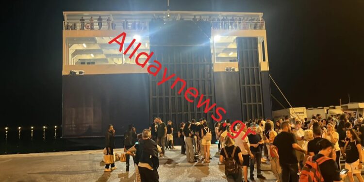 Alldaynews.gr Συμβαίνει Τώρα: ”Οργή Θεού” στο λιμάνι του Ηρακλείου έξω από το Blue Horizon για τον Αντώνη- “Δολοφόνοι” φώναζε ο κόσμος (φωτο, video)