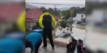 Alldaynews.gr Μαρτυρίες εγκλωβισμένων στην Καρδίτσα – «Είμαστε 100 άτομα σε καφετέρια με 3 μέτρα νερό απ΄ έξω» (vid)
