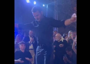 Γιώργος Αγγελόπουλος: Χόρεψε ζεϊμπέκικο του Μητροπάνου στον γάμο – Αποθεώνεται από τους καλεσμένους