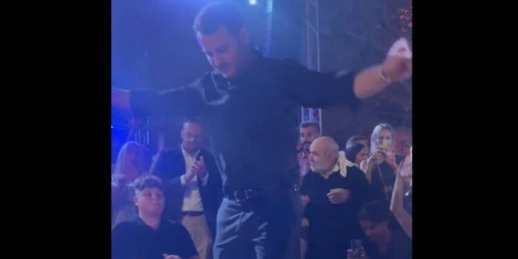 Γιώργος Αγγελόπουλος: Χόρεψε ζεϊμπέκικο του Μητροπάνου στον γάμο – Αποθεώνεται από τους καλεσμένους