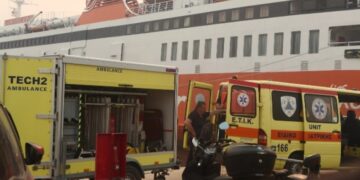 Alldaynews.gr Ατύχημα με ναύτες στο λιμάνι του Πειραιά: Έπεσαν από το πλοίο μέσα στη θάλασσα (video)