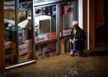 Χάος στον Βόλο: «Έσπασε» ο Κραυσίδωνας, πλημμυρίζουν σπίτια, σε απόγνωση οι κάτοικοι (vids)