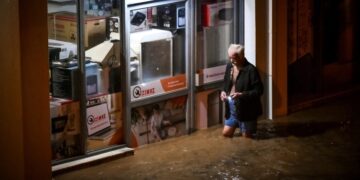 Alldaynews.gr Χάος στον Βόλο: «Έσπασε» ο Κραυσίδωνας, πλημμυρίζουν σπίτια, σε απόγνωση οι κάτοικοι (vids)