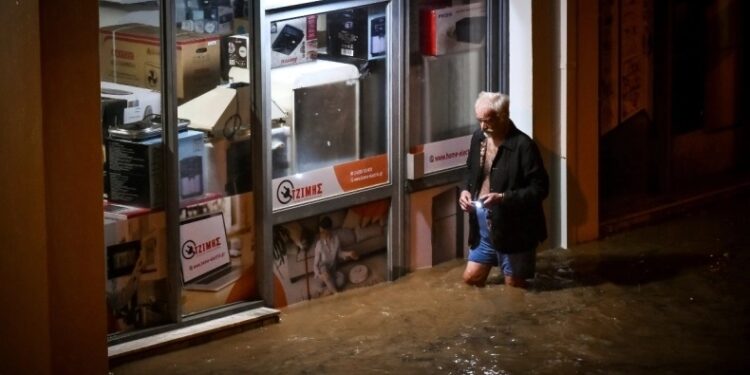 Alldaynews.gr Χάος στον Βόλο: «Έσπασε» ο Κραυσίδωνας, πλημμυρίζουν σπίτια, σε απόγνωση οι κάτοικοι (vids)