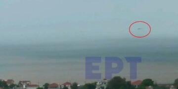 Alldaynews.gr ΣΥΜΒΑΙΝΕΙ ΤΩΡΑ: Έπεσε ελικόπτερο στη θάλασσα – «Βυθίστηκε μέσα σε 1,5 λεπτό – Δεν βρέθηκε κάτι» (video)