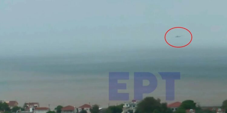 Alldaynews.gr ΣΥΜΒΑΙΝΕΙ ΤΩΡΑ: Έπεσε ελικόπτερο στη θάλασσα – «Βυθίστηκε μέσα σε 1,5 λεπτό – Δεν βρέθηκε κάτι» (video)